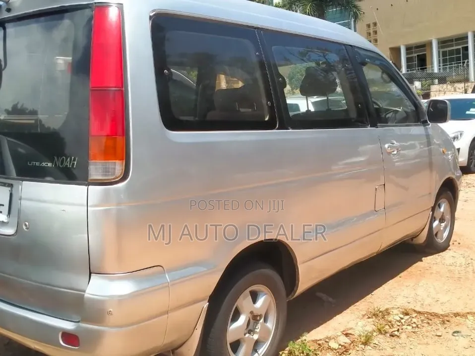 Toyota LiteAce Noah 2001 Silver