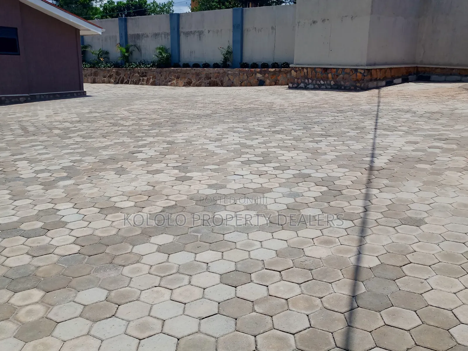 3bdrm Bungalow in Kyambogo, Central Division for sale