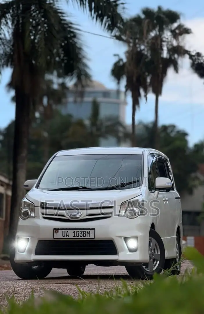 Toyota Noah 2.0 143hp FWD (7 Seater) 2010 White