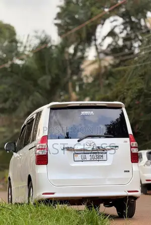Toyota Noah 2.0 143hp FWD (7 Seater) 2010 White