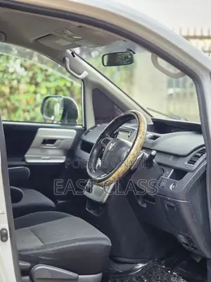 Toyota Noah 2.0 143hp FWD (7 Seater) 2010 White