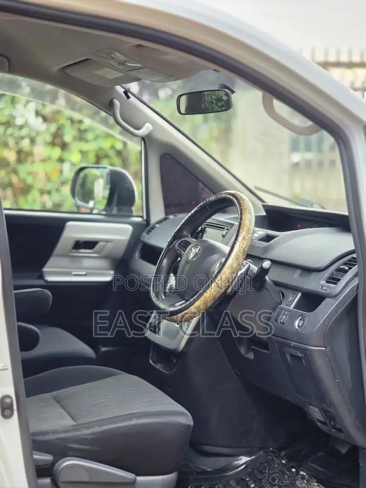 Toyota Noah 2.0 143hp FWD (7 Seater) 2010 White