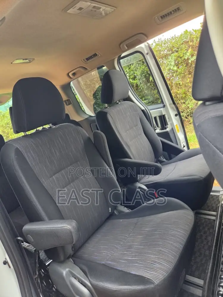 Toyota Noah 2.0 143hp FWD (7 Seater) 2010 White