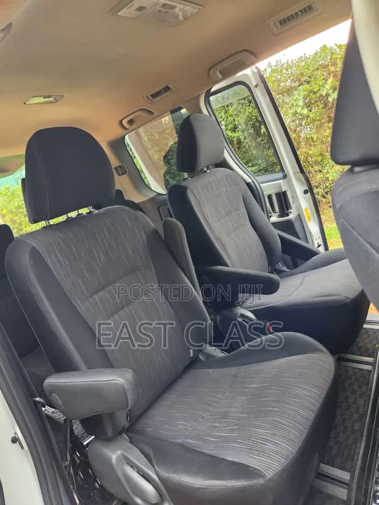 Toyota Noah 2.0 143hp FWD (7 Seater) 2010 White
