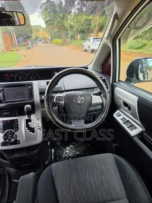 Toyota Noah 2.0 143hp FWD (7 Seater) 2010 White