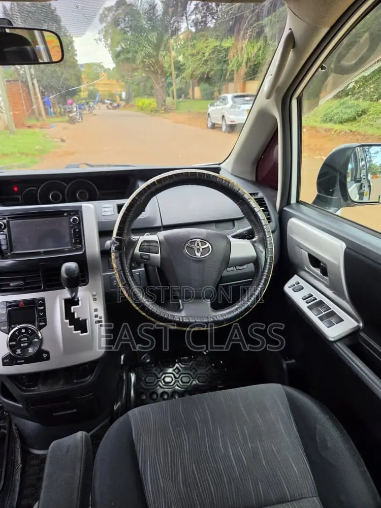 Toyota Noah 2.0 143hp FWD (7 Seater) 2010 White