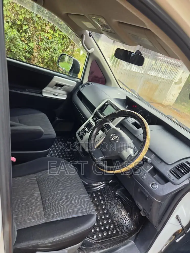 Toyota Noah 2.0 143hp FWD (7 Seater) 2010 White
