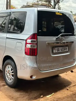 Toyota Noah 2.0 143hp AWD (8 Seater) 2013 Silver