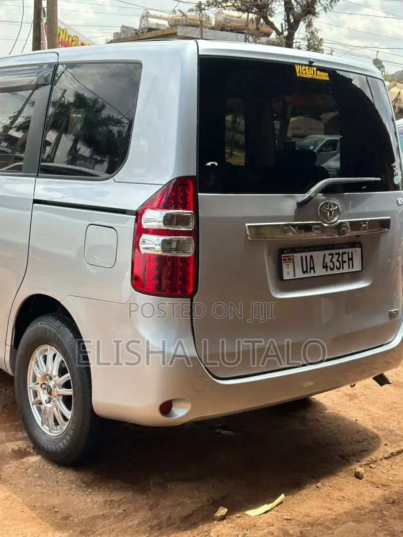 Toyota Noah 2.0 143hp AWD (8 Seater) 2013 Silver