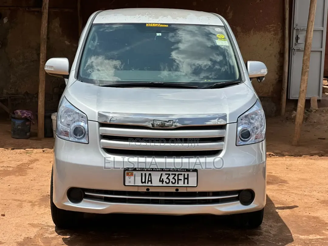 Toyota Noah 2.0 143hp AWD (8 Seater) 2013 Silver