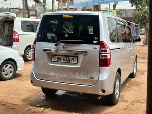 Toyota Noah 2.0 143hp AWD (8 Seater) 2013 Silver