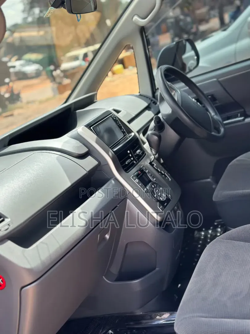 Toyota Noah 2.0 143hp AWD (8 Seater) 2013 Silver