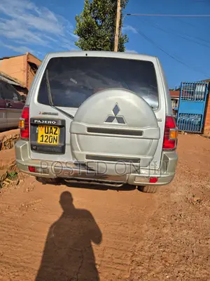 Mitsubishi Pajero 2000 Silver