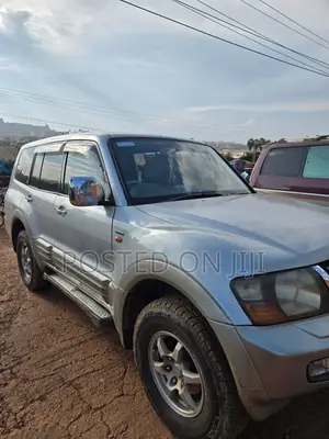 Mitsubishi Pajero 2000 Silver