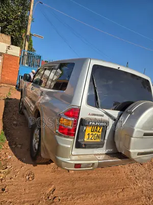 Mitsubishi Pajero 2000 Silver