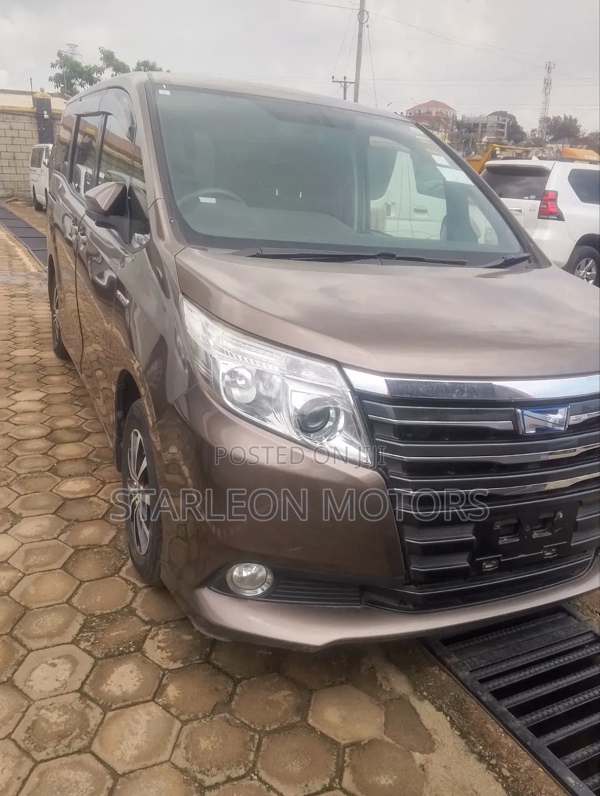Toyota Noah 2014 Brown