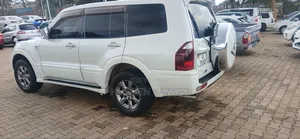 Mitsubishi Pajero 2000 White