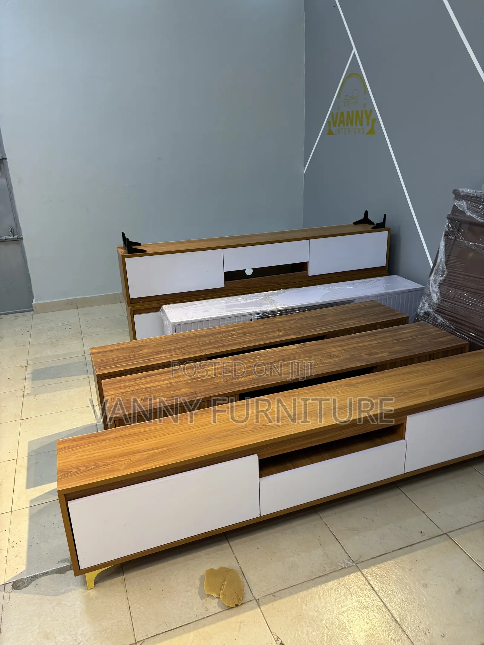 Modern TV Stand With Drawers/Television Stand