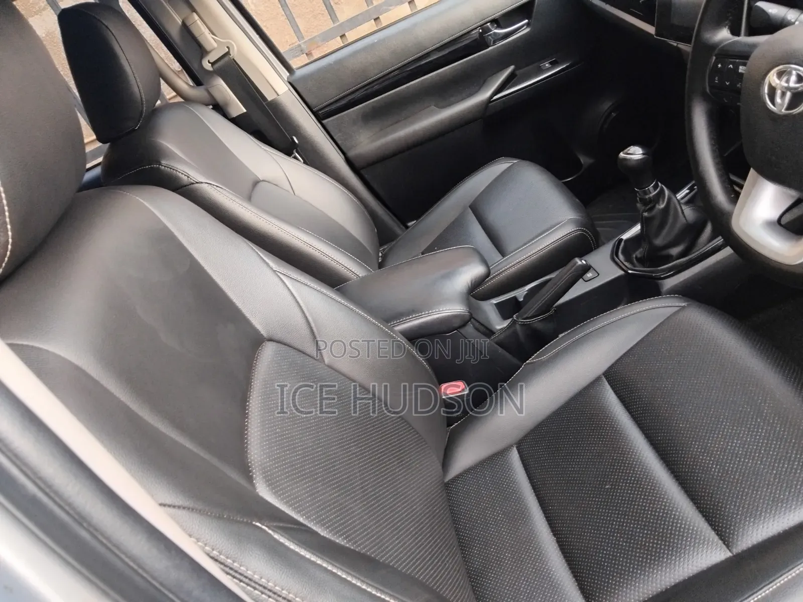 Toyota Hilux 2024 Gray