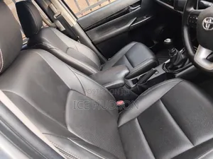 Toyota Hilux 2024 Gray