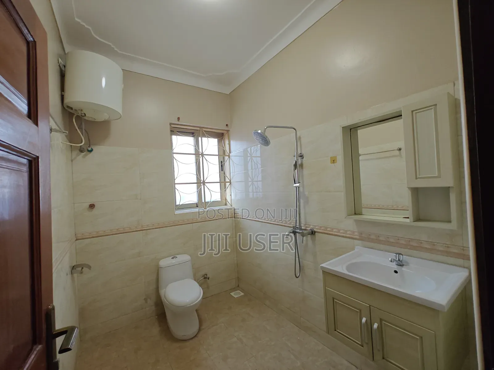 5bdrm Mansion in Victoria Estate, Katabi for sale