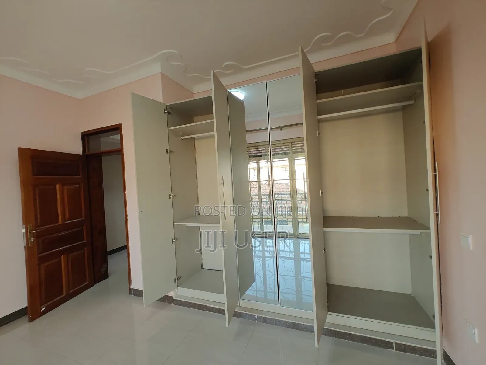 5bdrm Mansion in Victoria Estate, Katabi for sale