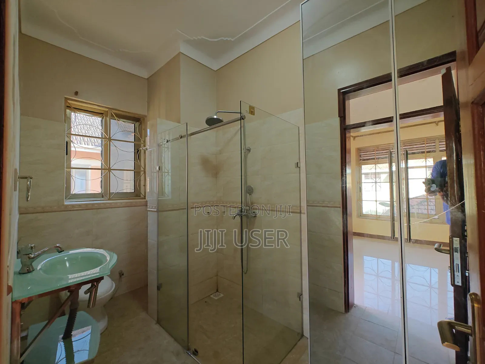 5bdrm Mansion in Victoria Estate, Katabi for sale