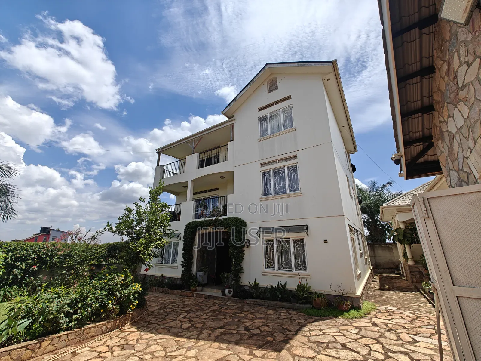 6bdrm Mansion in Victoria Estate, Katabi for sale