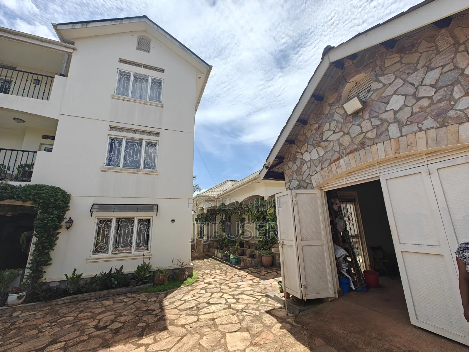 6bdrm Mansion in Victoria Estate, Katabi for sale