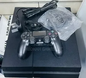 PS4 Standard: The Ultimate Setup With Two Pads and 13 Games (FC27, GTA