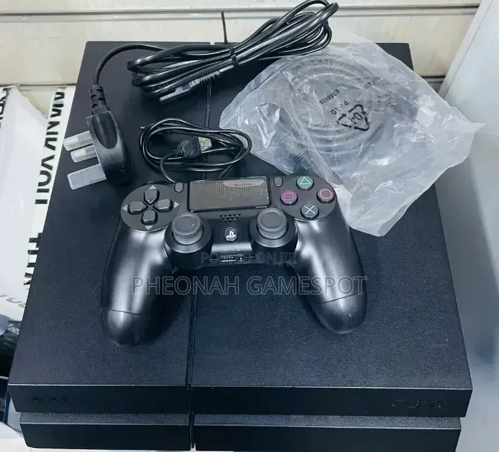 PS4 Standard: The Ultimate Setup With Two Pads and 13 Games (FC27, GTA