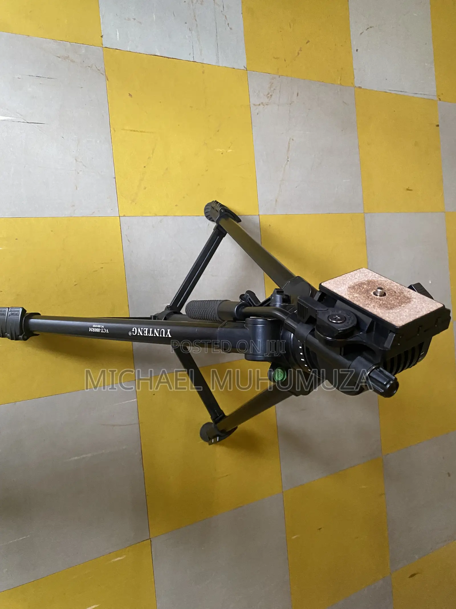 Tripod (Yunteng VCT-880rm)