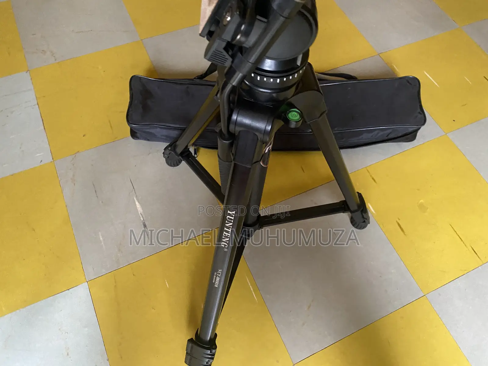 Tripod (Yunteng VCT-880rm)