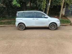 Toyota Sienta 2010 Silver
