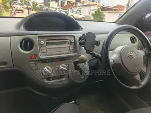 Toyota Sienta 2010 Silver