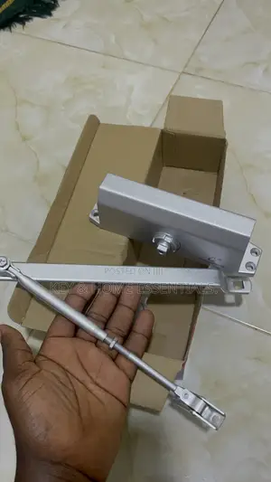 Heavy-Duty Door Closer – 90° Hold Open Function – Silver