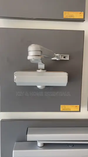 Heavy-Duty Door Closer – 90° Hold Open Function – Silver