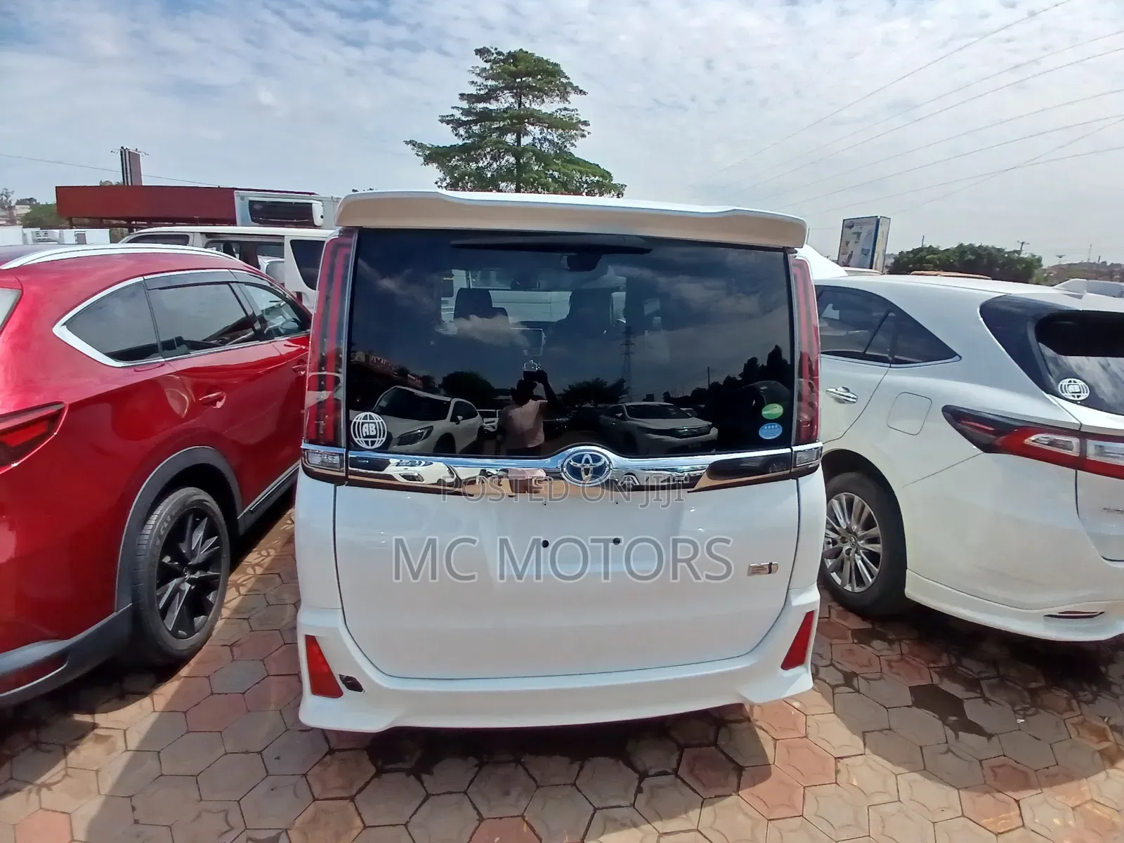 Toyota Noah 1.8 FWD Hybrid (7 seater) 2017 White