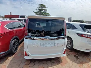 Toyota Noah 1.8 FWD Hybrid (7 seater) 2017 White