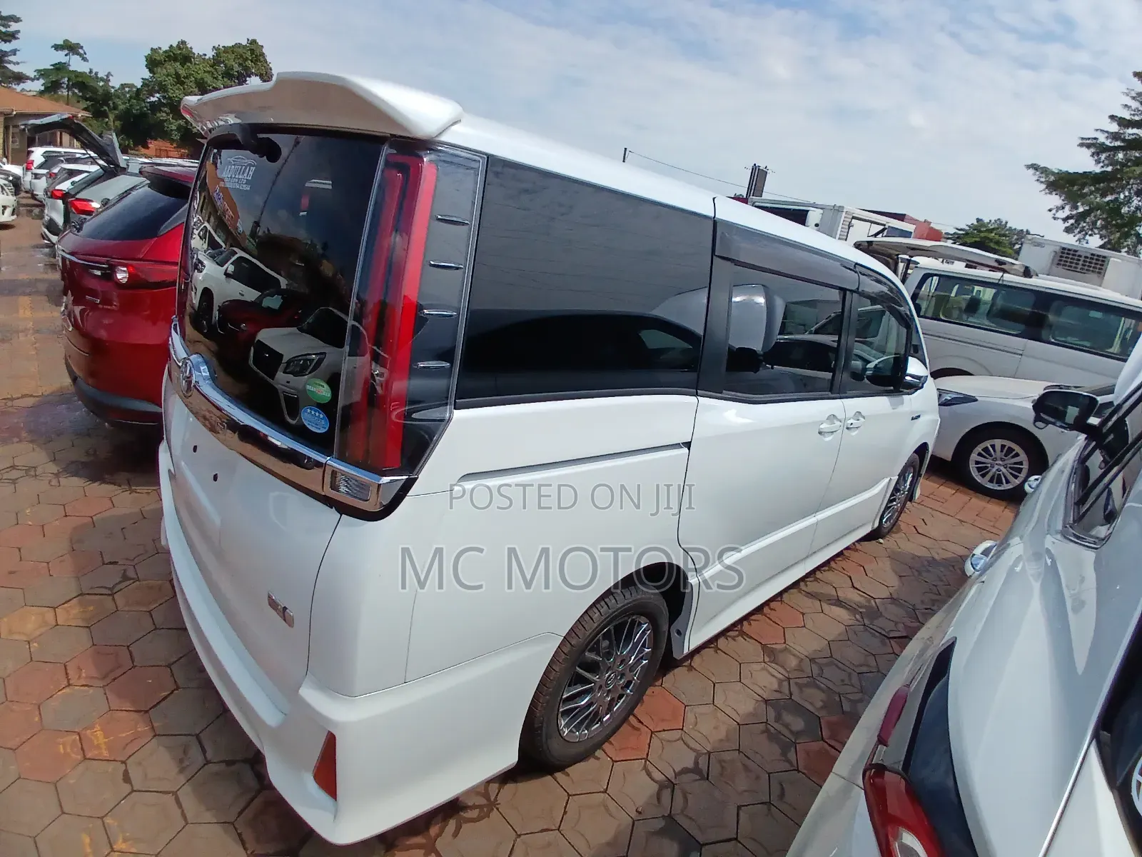 Toyota Noah 1.8 FWD Hybrid (7 seater) 2017 White