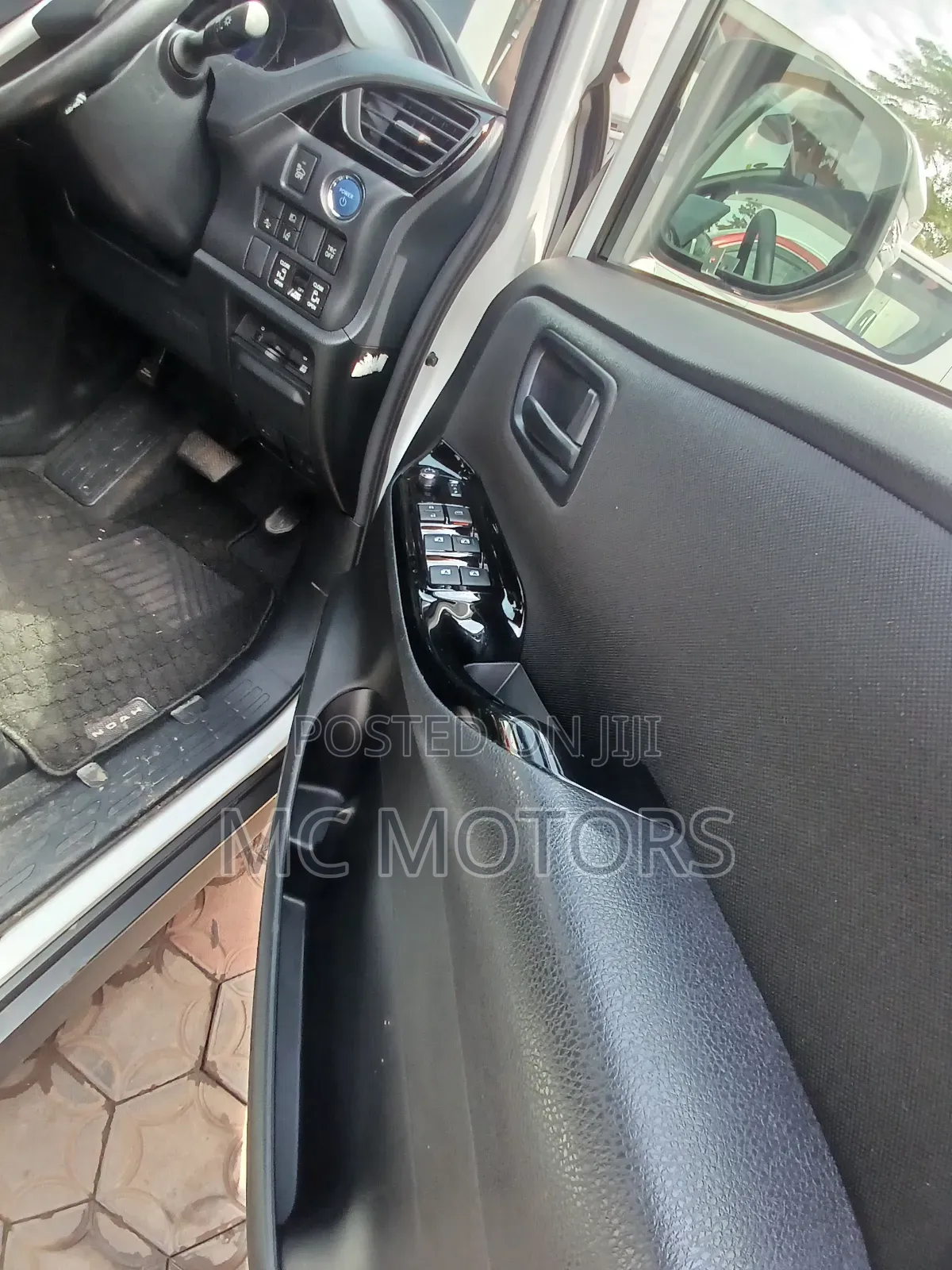 Toyota Noah 1.8 FWD Hybrid (7 seater) 2017 White