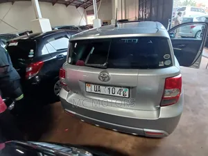 Toyota IST 2012 Silver