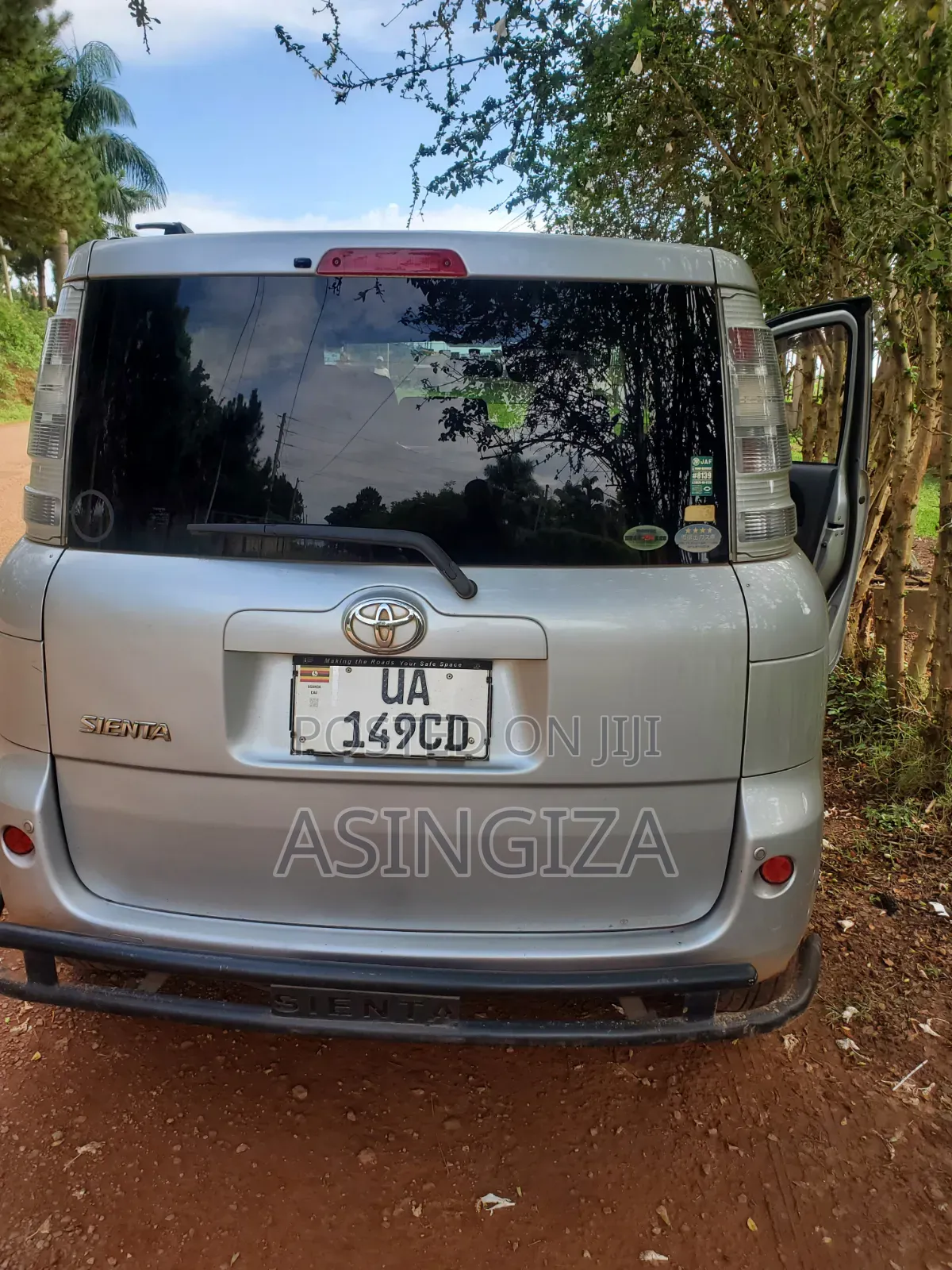 Toyota Sienta 1.5 FWD 2012 Silver