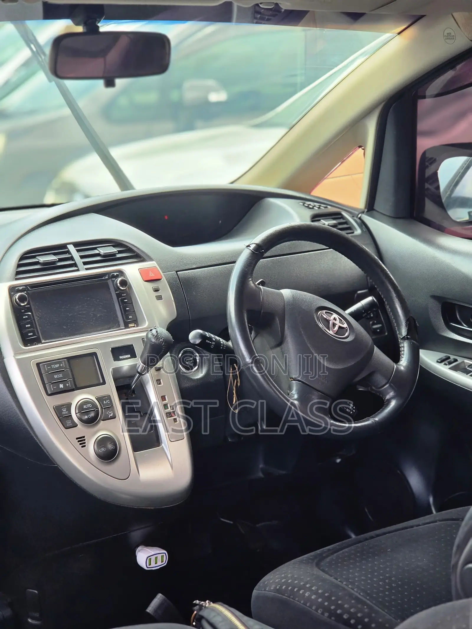Toyota Ractis 1.5 FWD 2009 Silver