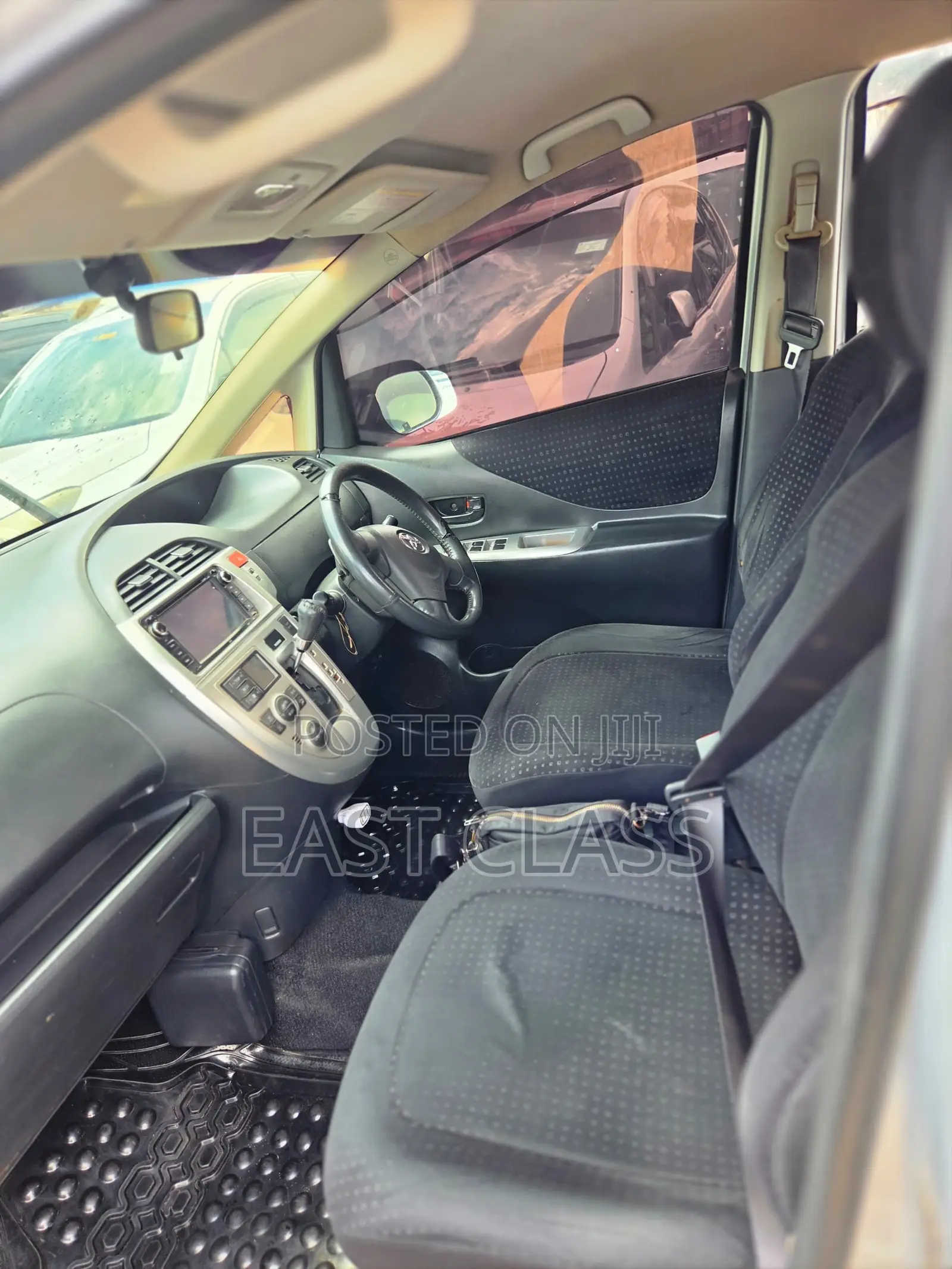 Toyota Ractis 1.5 FWD 2009 Silver