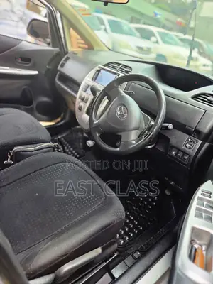 Toyota Ractis 1.5 FWD 2009 Silver
