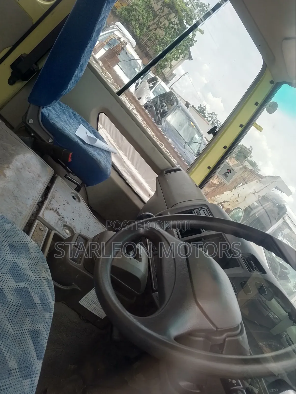 Mitsubishi Fuso Rosa 2016 Yellow