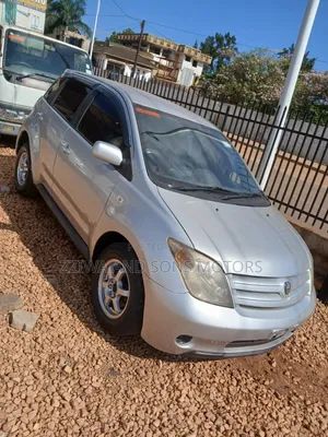 Toyota IST 2000 Silver