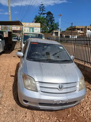 Toyota IST 2000 Silver