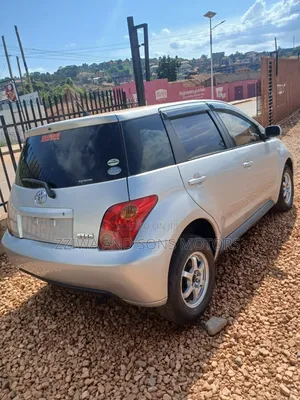 Toyota IST 2000 Silver